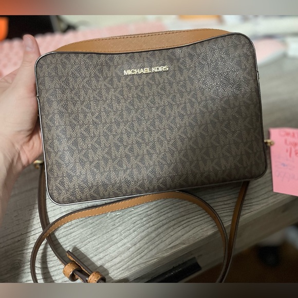 Practically New Michael Kors Matching cross body/wallet - Picture 6 of 13